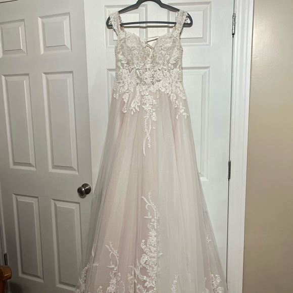 A contemporary white lace and tulle wedding dress with - Picture 2 of 14